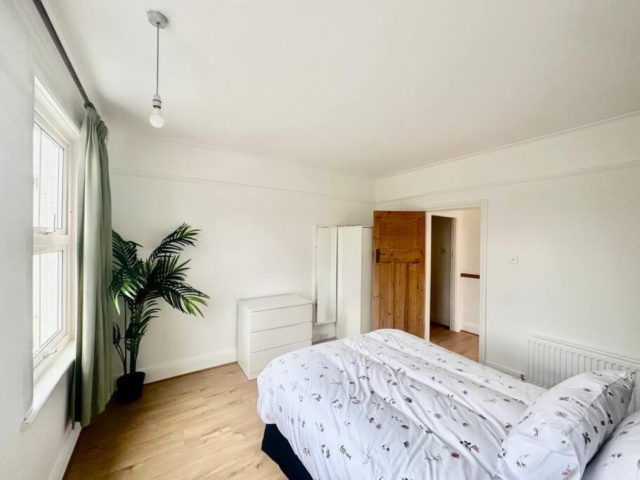 4 Bed House In Daneby Road,Se6 Villa Catford Exteriör bild